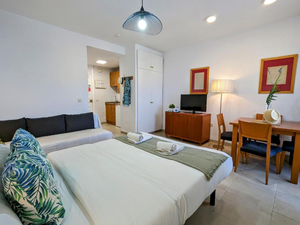 EL ESTUDIO DE LA PLAYA Sunny Holidays Benalbeach - Family Studio