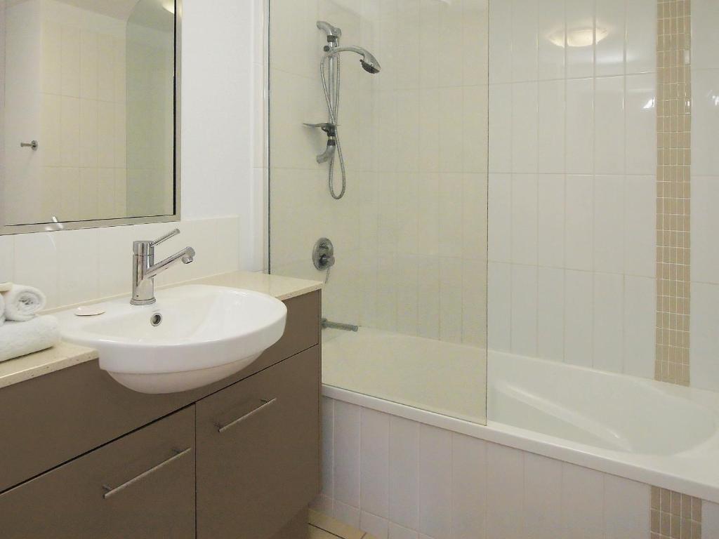 Ein Badezimmer in der Unterkunft Oaks Townsville Gateway Suites