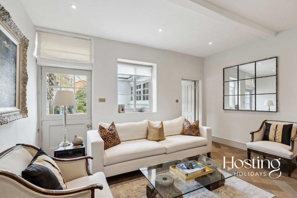 Posezení v ubytování Mary Anne House 4 beds Parking & Garden