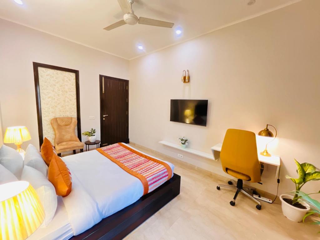 Postel nebo postele na pokoji v ubytování The South Manor Residency Near AIIMS Hospital New Delhi