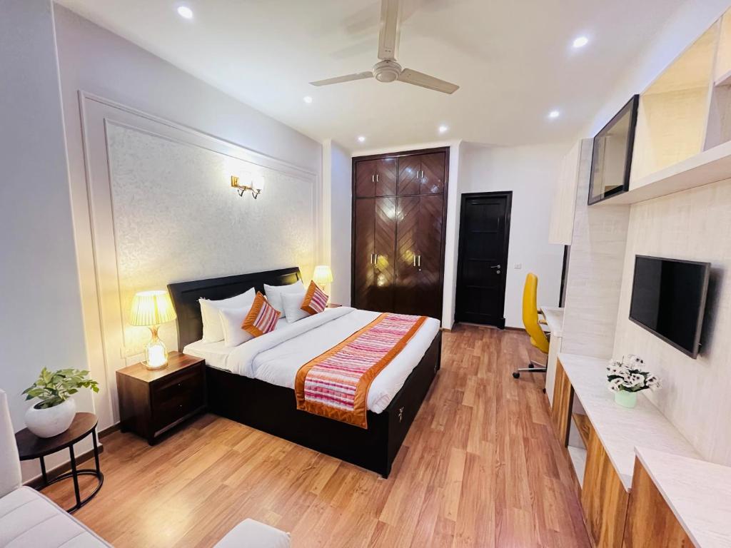 Postel nebo postele na pokoji v ubytování The South Manor Residency Near AIIMS Hospital New Delhi