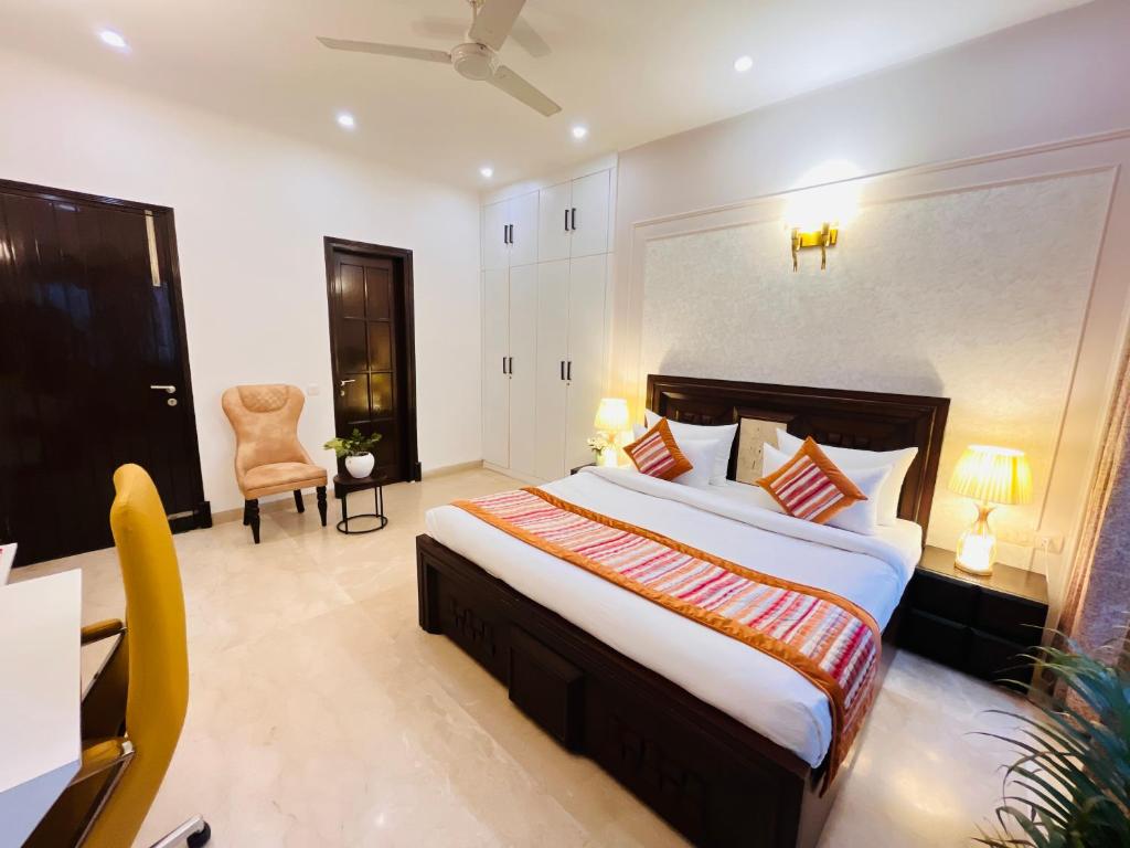 Postel nebo postele na pokoji v ubytování The South Manor Residency Near AIIMS Hospital New Delhi