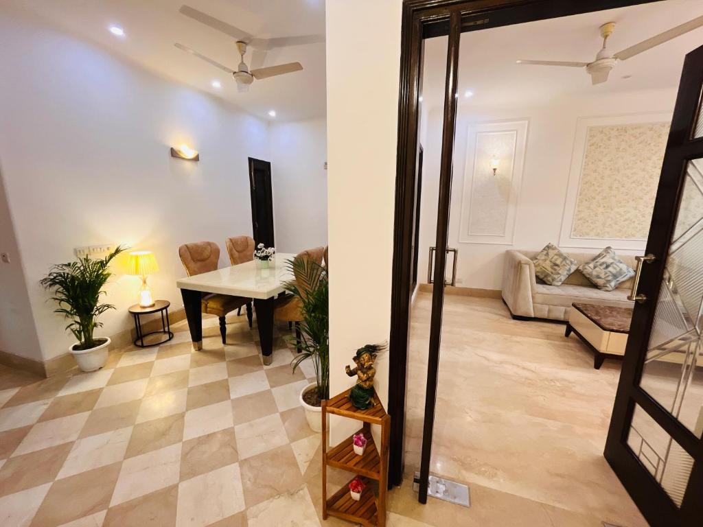 Postel nebo postele na pokoji v ubytování The South Manor Residency Near AIIMS Hospital New Delhi