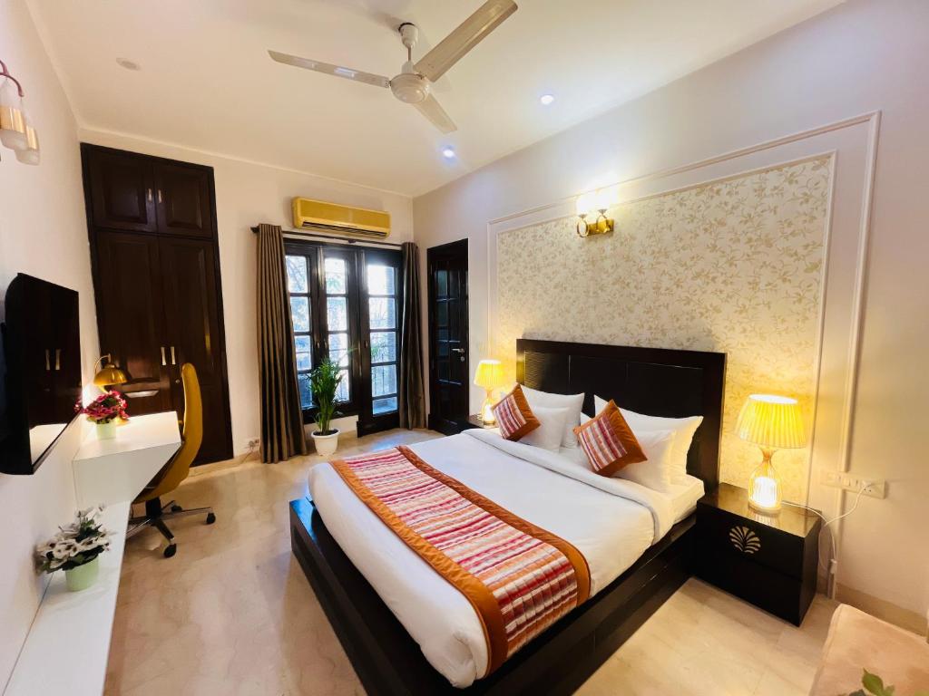 Postel nebo postele na pokoji v ubytování The South Manor Residency Near AIIMS Hospital New Delhi