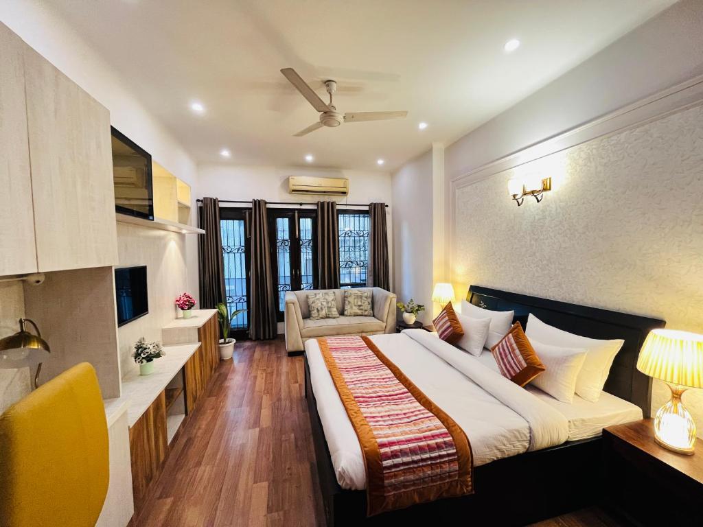 Postel nebo postele na pokoji v ubytování The South Manor Residency Near AIIMS Hospital New Delhi