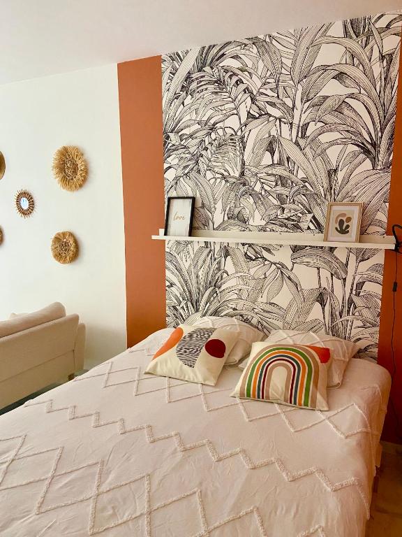 - une chambre avec un lit orné d'une fresque murale dans l'établissement Lovely city center rental with balcony, à Beaulieu-sur-Mer