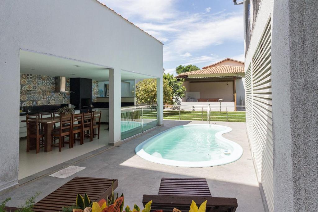 a swimming pool in the middle of a patio at Casa c/ Piscina e Quintal • Até 15 Pessoas • NOMDS in Vila Velha