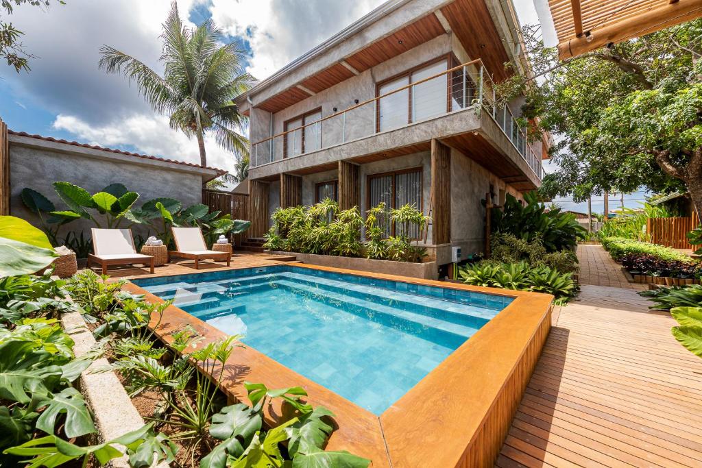 une maison avec une piscine dans la cour dans l'établissement Vila Sal Boutique Noronha, à Fernando de Noronha