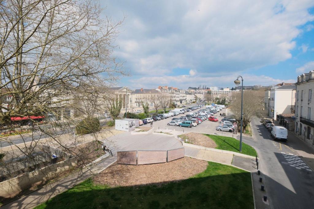 - une vue sur une rue de la ville avec des voitures garées dans l'établissement Panoramic, view and comfort, à Périgueux