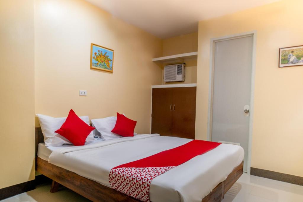 Postel nebo postele na pokoji v ubytování Super OYO 604 Chateau Cinco Dormitel