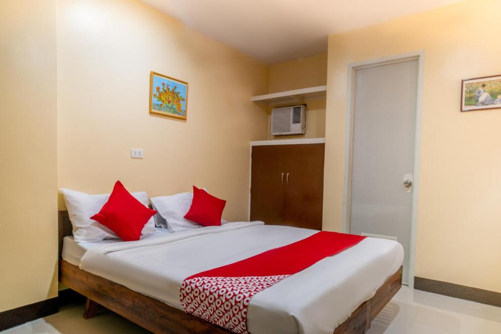 Postel nebo postele na pokoji v ubytování Super OYO 604 Chateau Cinco Dormitel