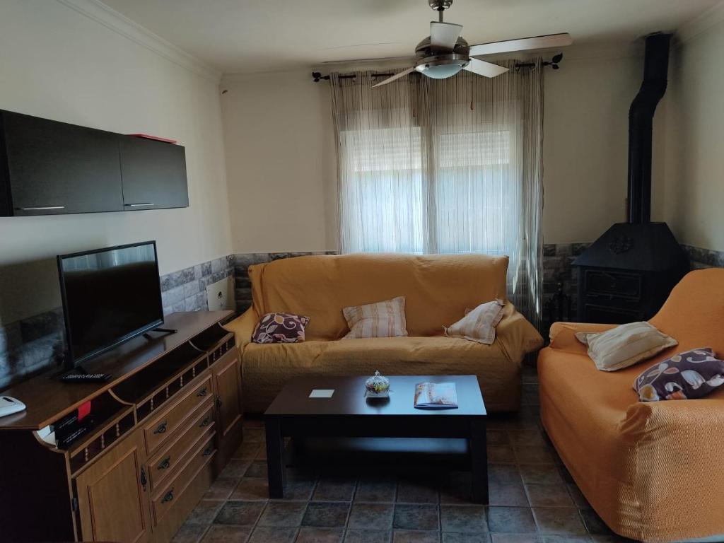 TV a/nebo společenská místnost v ubytování Vistas de Cope "pet friendly"