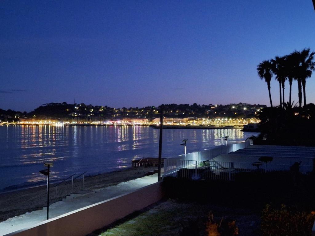 - une vue sur une étendue d'eau la nuit dans l'établissement Bleu Horizon, à Cavalaire-sur-Mer
