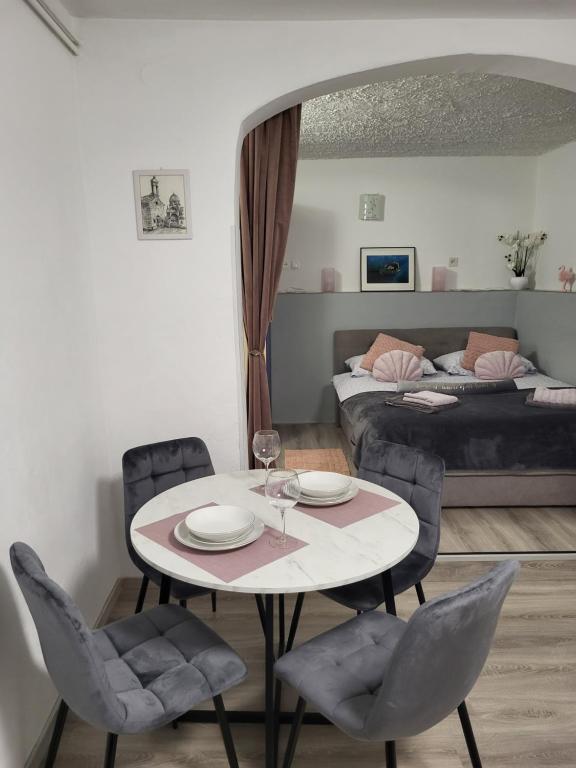 Posedenie v ubytovaní STUDIO APARTMAN KATARINA