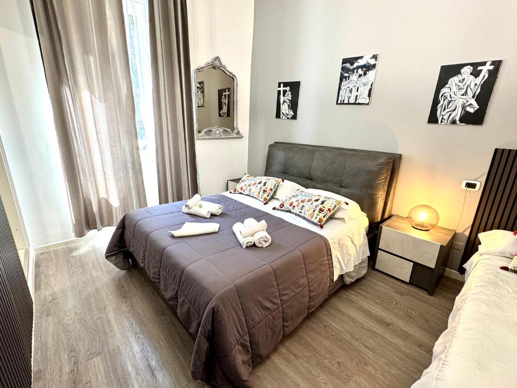 ローマにあるGate 40 Romaのベッドルーム1室(ベッド1台、動物2匹の詰め物付)