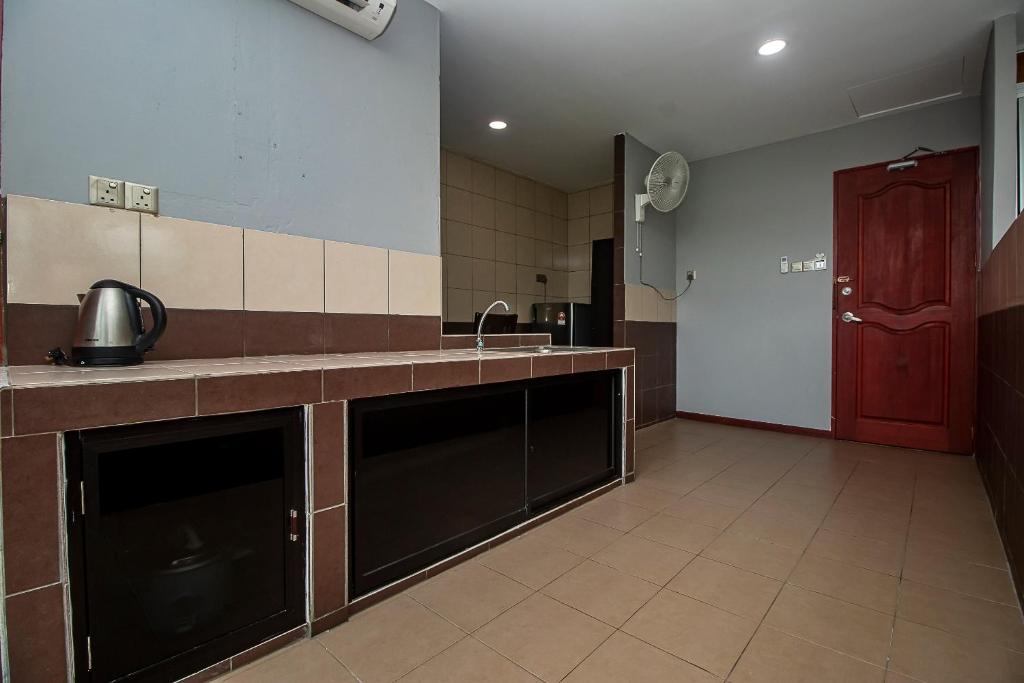 Kuchyň nebo kuchyňský kout v ubytování OYO 90059 Ltk Home