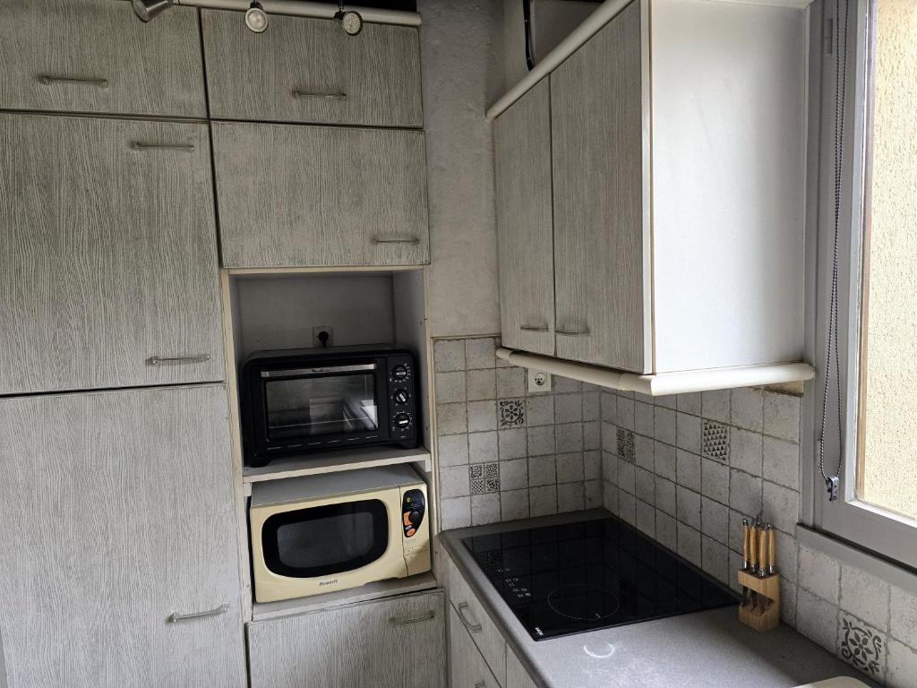 Kuchyň nebo kuchyňský kout v ubytování Gite du Puits Tournant - chambre 2