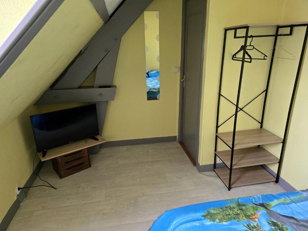 TV a/nebo společenská místnost v ubytování Gite du Puits Tournant - chambre 2