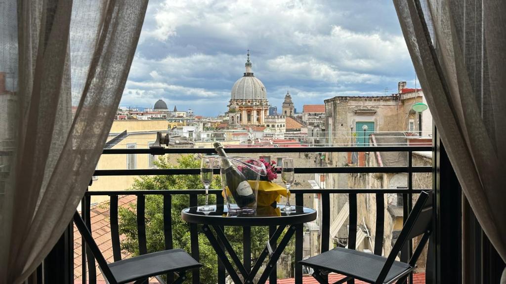 un tavolo su un balcone con vista sulla città di IL Balcone su Napoli Antica a Napoli