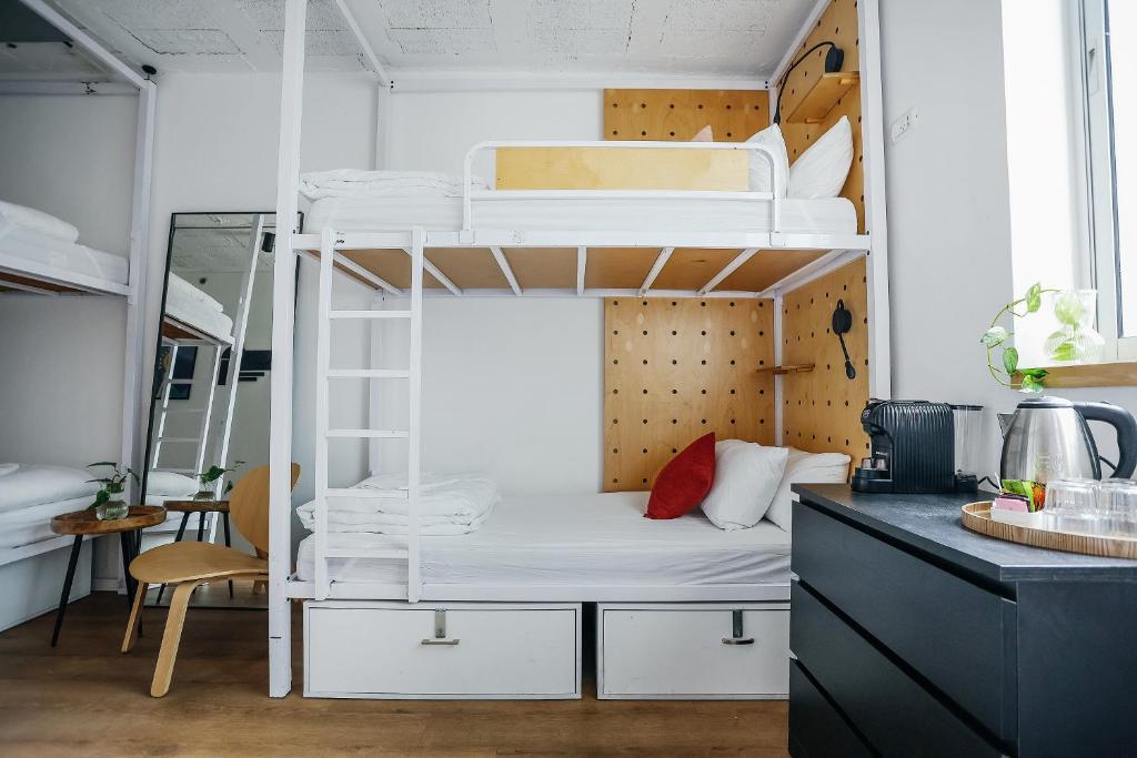 Postel nebo postele na pokoji v ubytování Domus Metro Hotel
