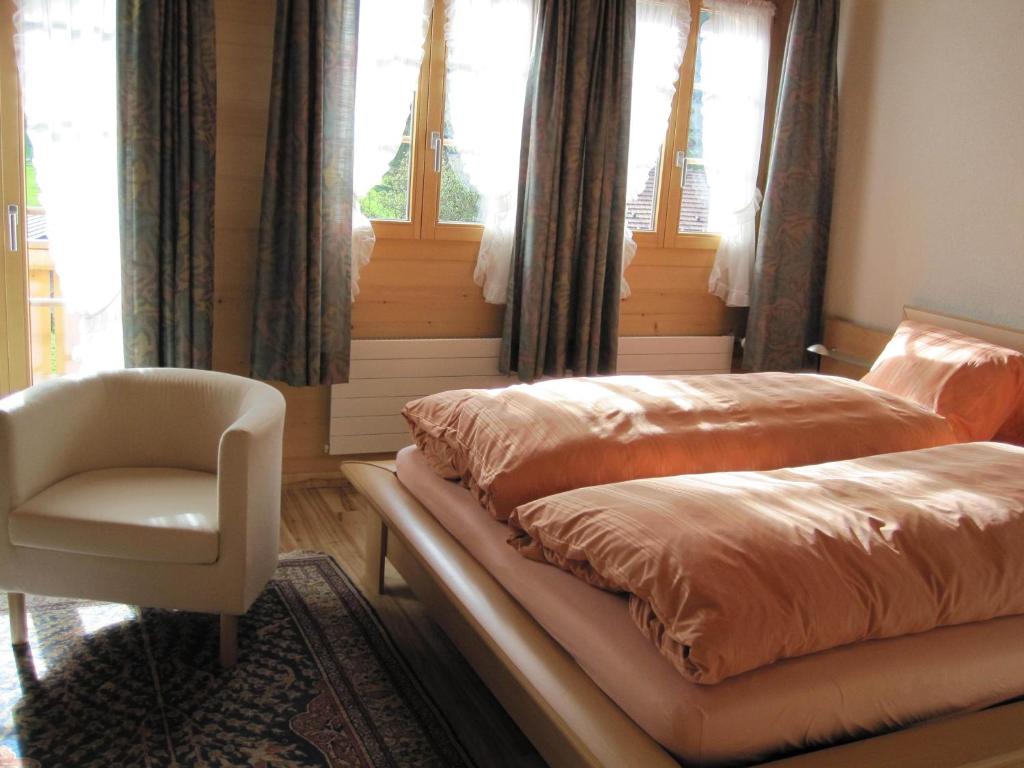 Postel nebo postele na pokoji v ubytování Gästehaus Alpenblick Wildstrubel