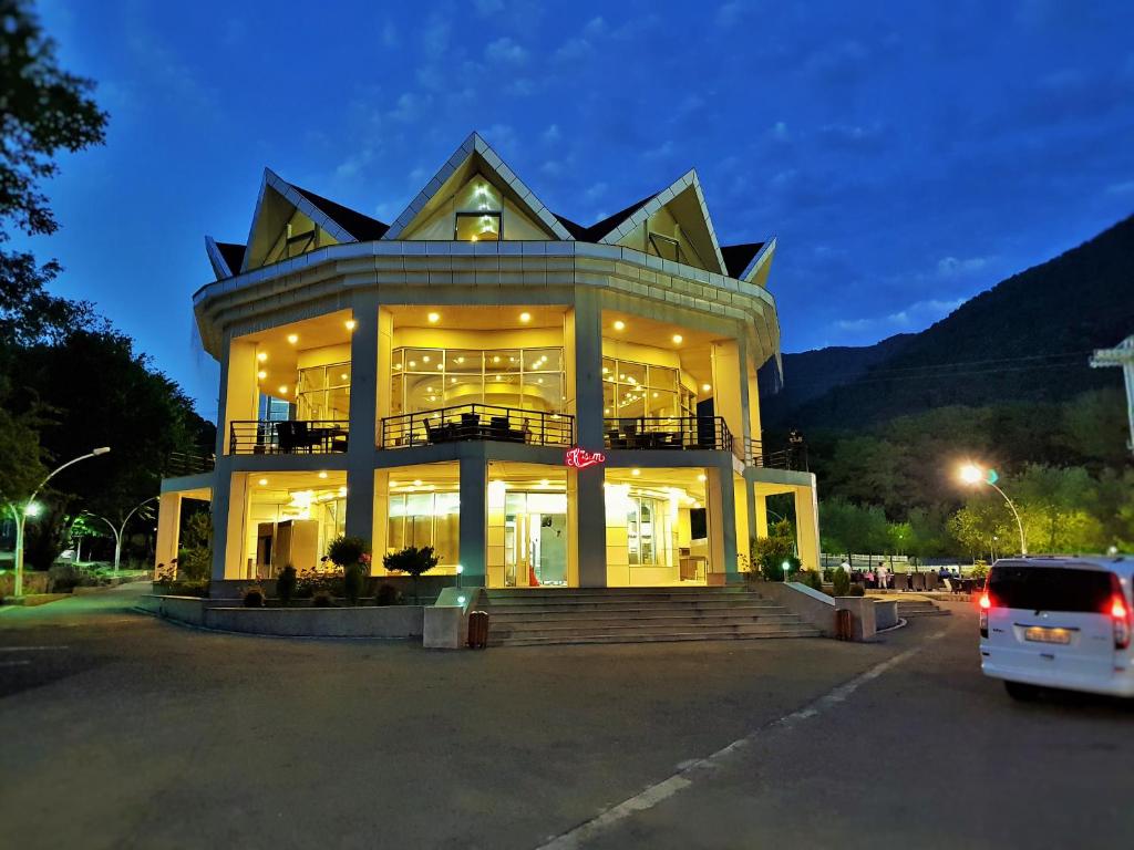 ガバラにあるQafqaz Manor Atlantisの通りに出口付きの大きな建物