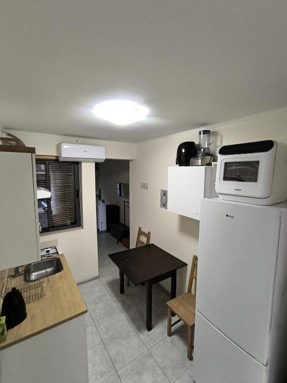 Kuchyň nebo kuchyňský kout v ubytování Private and Cozy Full Apartment