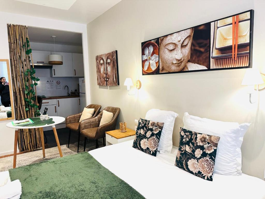 une chambre avec un lit et un salon dans l'établissement studio ZEN gare part Dieu, à Lyon