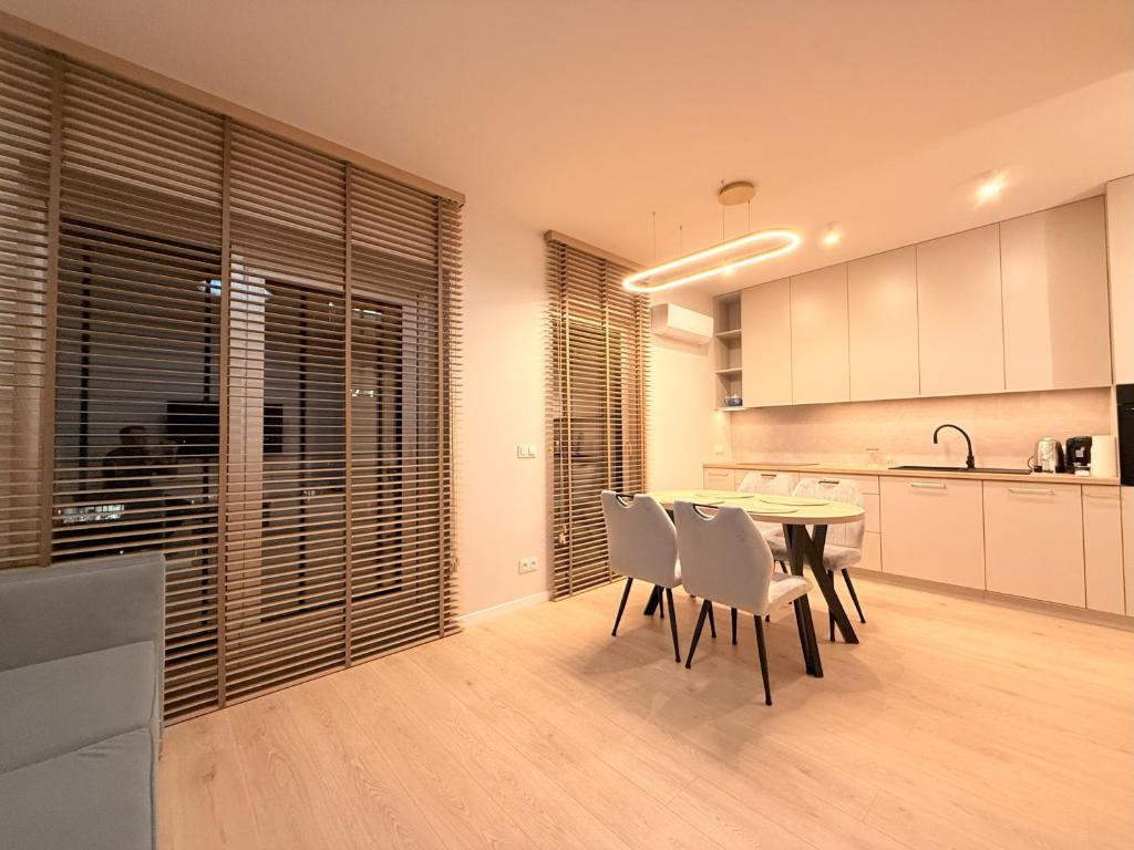 a kitchen and dining room with a table and chairs at Apartament GJ PLAZA II in Kielce