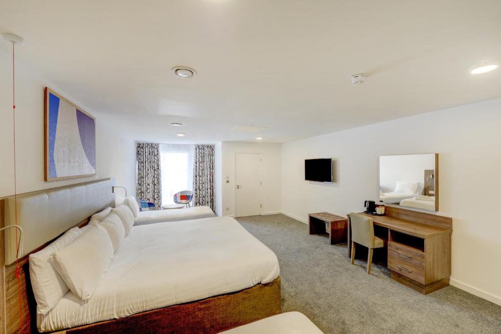 OYO Plymouth Central Hotel - Standard Quadruple Room