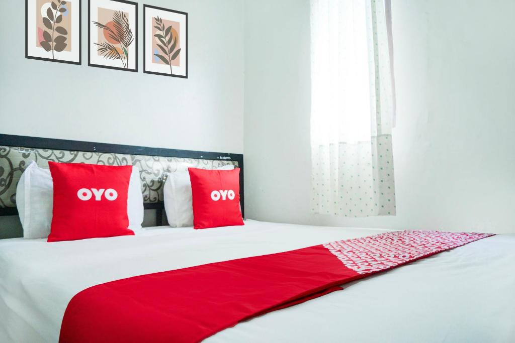 Postel nebo postele na pokoji v ubytování Hotel O Sukarame Near Universitas Islam Negeri Raden Intan Lampun Formerly Hotel Wisma Tri Handayani