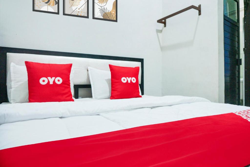 Postel nebo postele na pokoji v ubytování Hotel O Sukarame Near Universitas Islam Negeri Raden Intan Lampun Formerly Hotel Wisma Tri Handayani