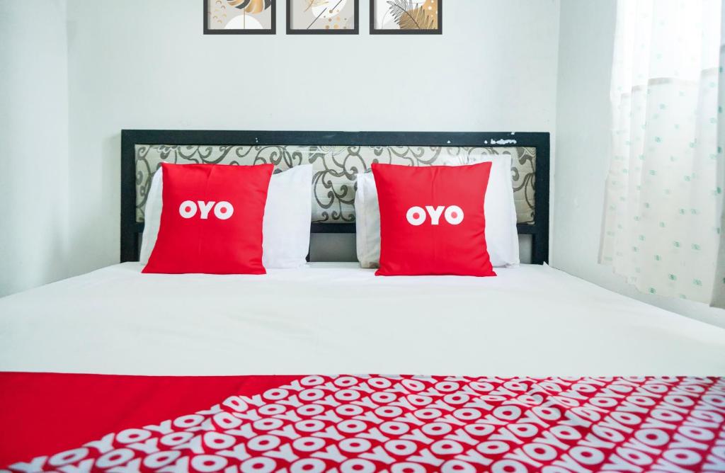 Postel nebo postele na pokoji v ubytování Hotel O Sukarame Near Universitas Islam Negeri Raden Intan Lampun Formerly Hotel Wisma Tri Handayani