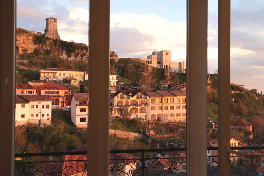 Nespecifikovaný výhled na destinaci Krujë nebo výhled na město při pohledu z hotelu