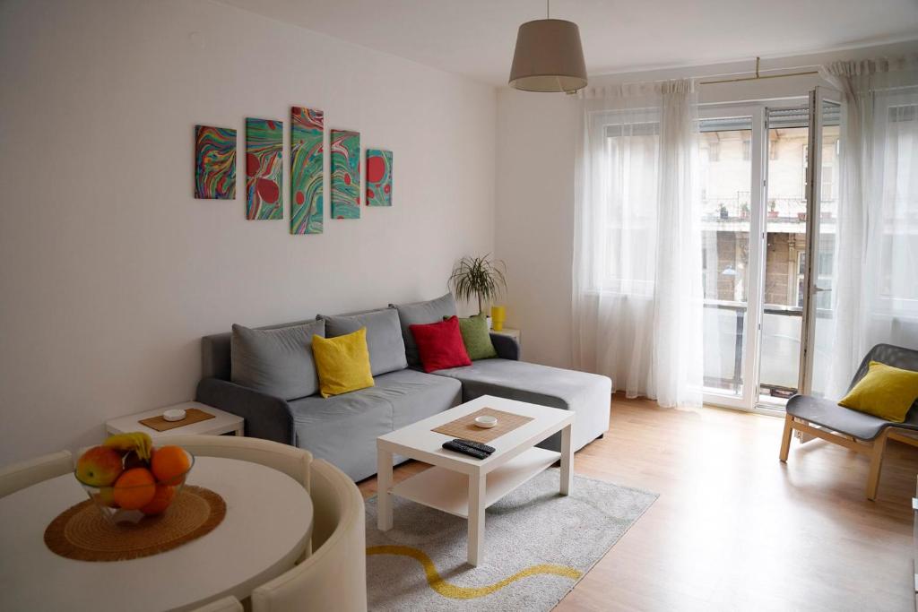 un salon avec un canapé et une table dans l'établissement Mia City Center - Apartment Belgrade, à Belgrade