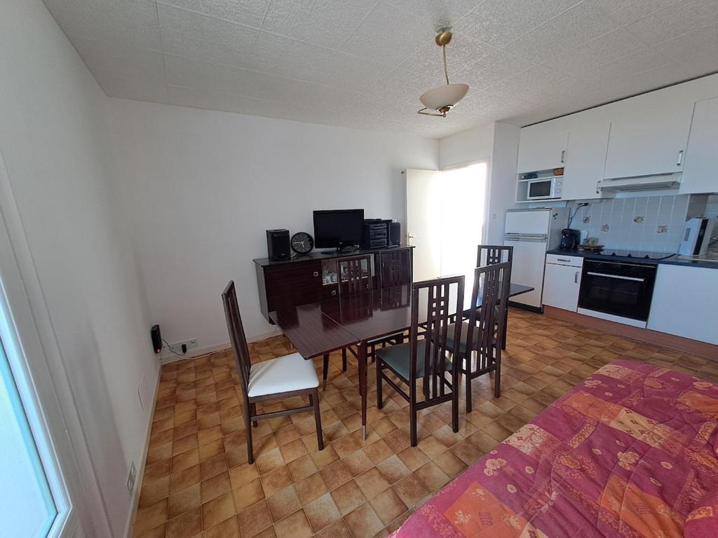 une cuisine et une salle à manger avec une table et des chaises dans l'établissement Dune and sea view T2, à Saint-Hilaire-de-Riez