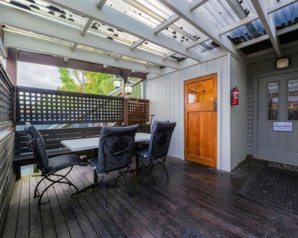 Cozy Corner at Jollies - Resim 9