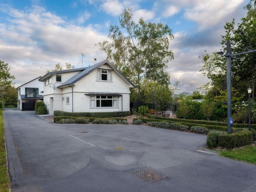 Cozy Corner at Jollies - Resim 12