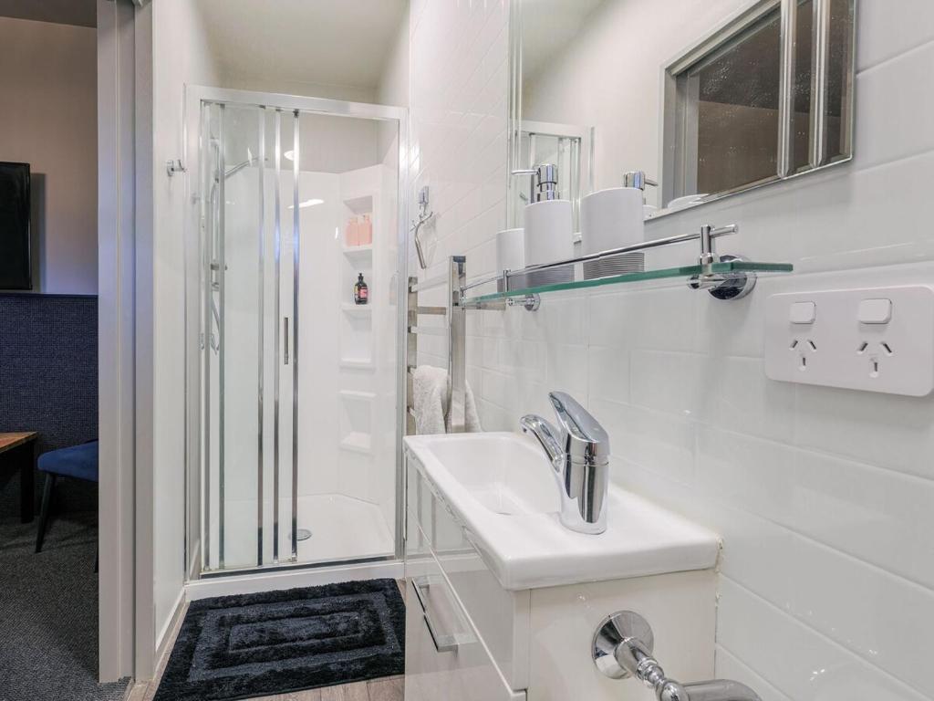 Cozy Corner at Jollies - Resim 13