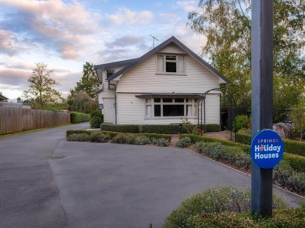 Cozy Corner at Jollies - Resim 14