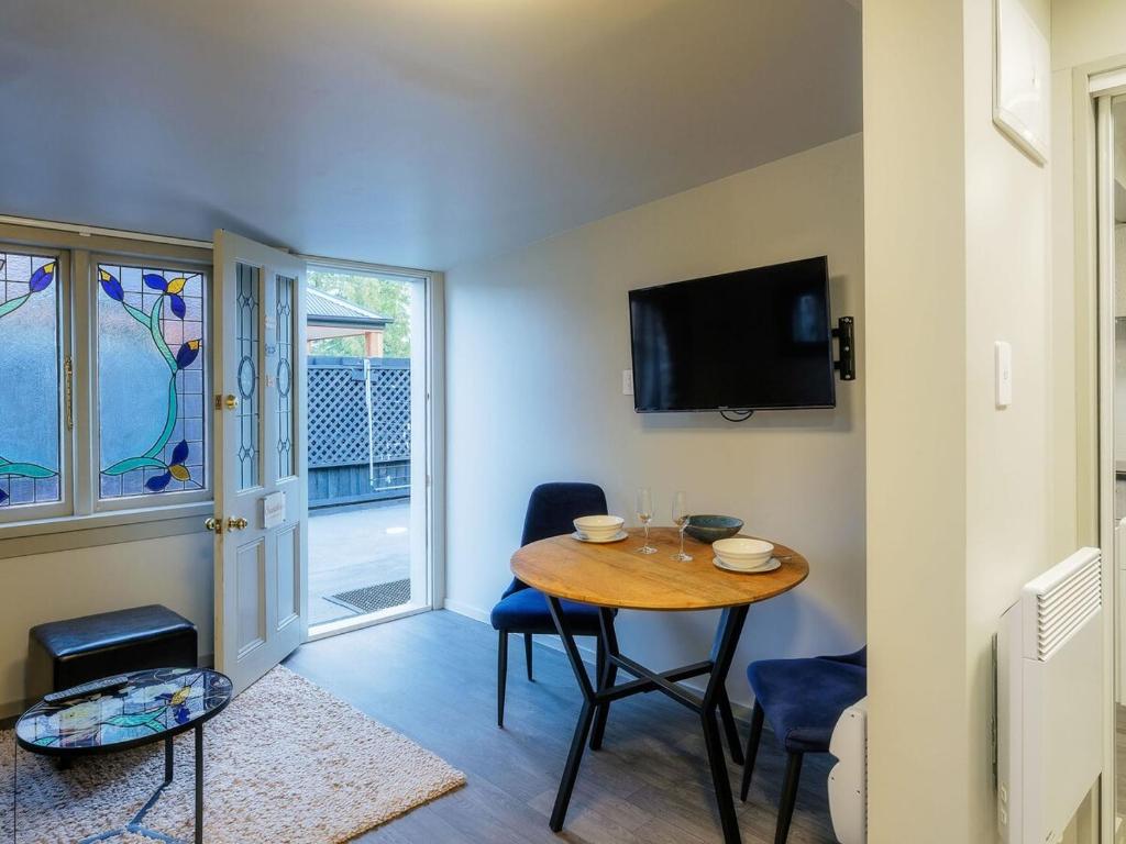 Cozy Corner at Jollies - Resim 5