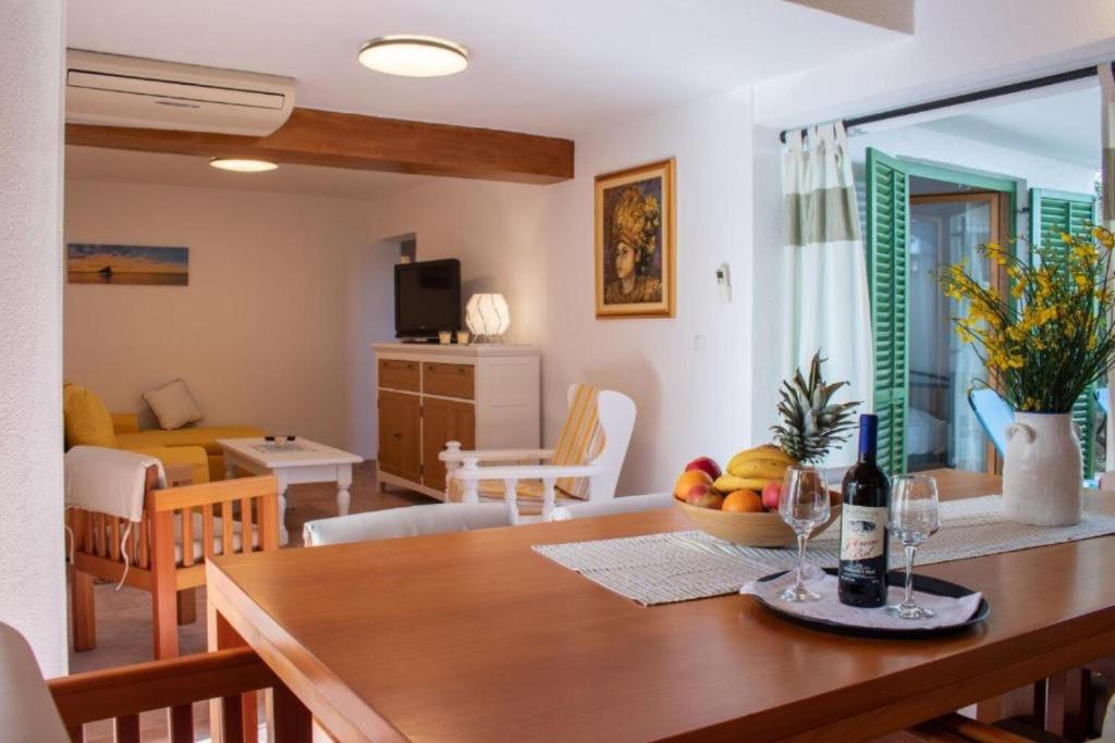 Televízia a/alebo spoločenská miestnosť v ubytovaní Apartments Kike