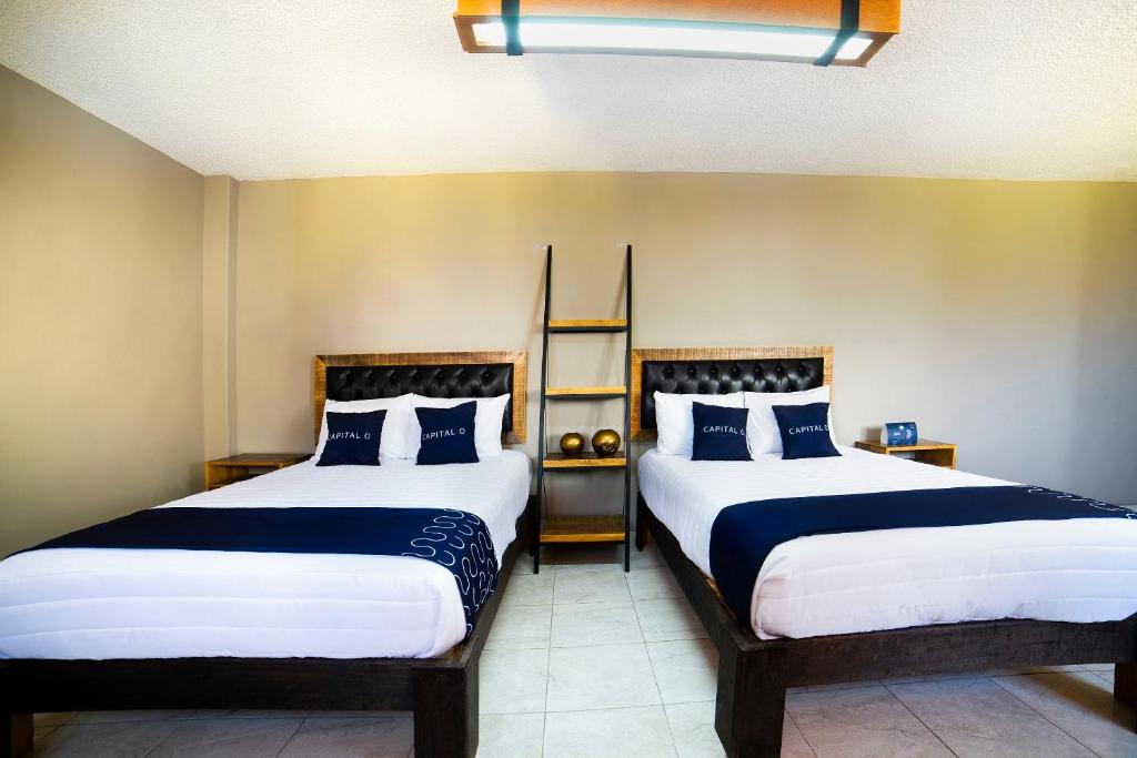 Postel nebo postele na pokoji v ubytování Capital O Hotel Diez