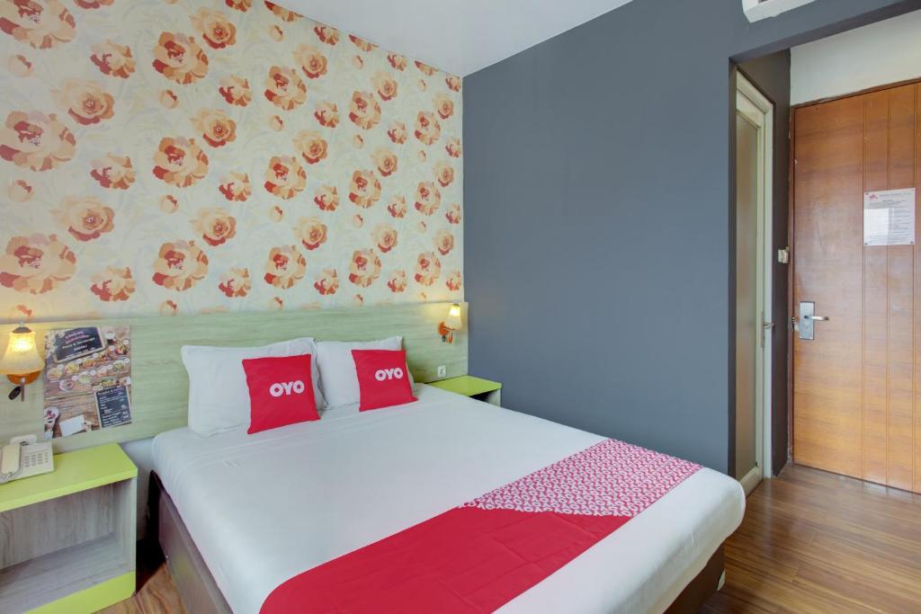 A bed or beds in a room at Collection O Gambir Near Masjid Istiqlal Formerly Aleander Hotel