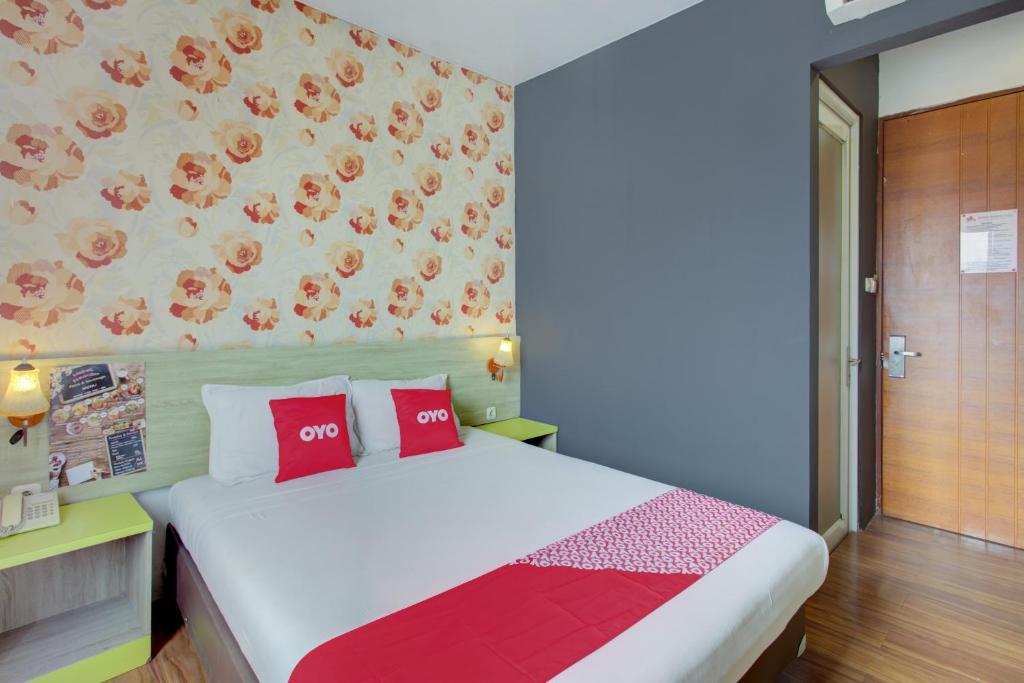 A bed or beds in a room at Collection O Gambir Near Masjid Istiqlal Formerly Aleander Hotel