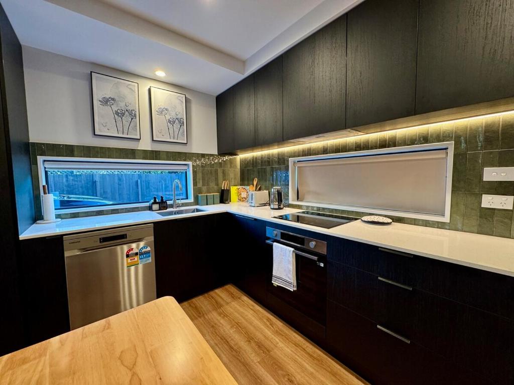 Luxury 2Bed2Bath Standalone Home With Parking - Resim 16