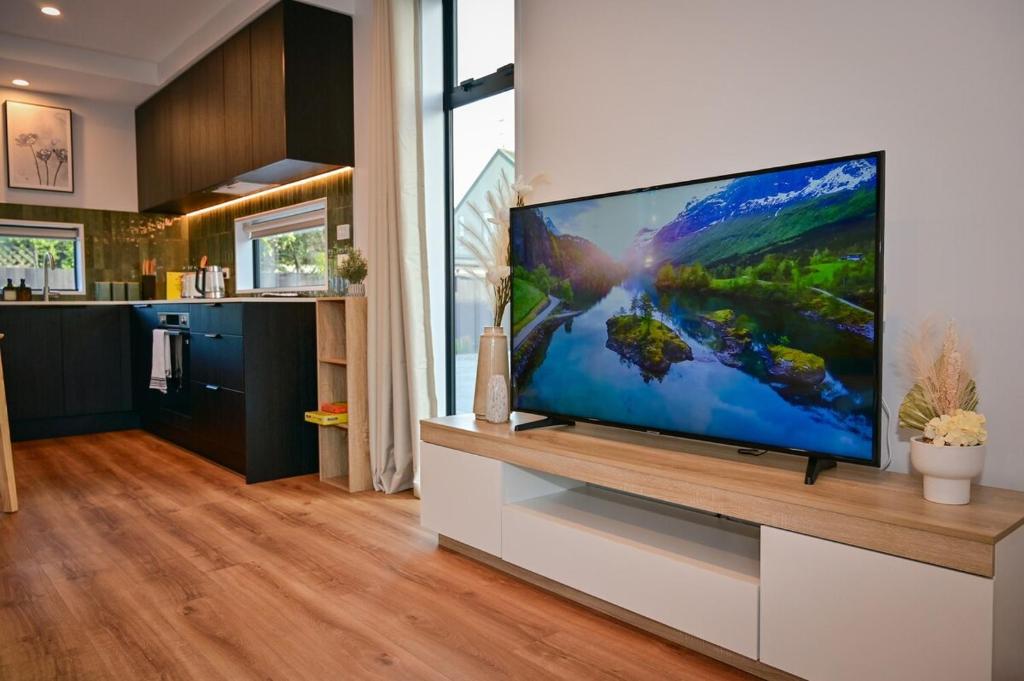 Luxury 2Bed2Bath Standalone Home With Parking - Resim 18