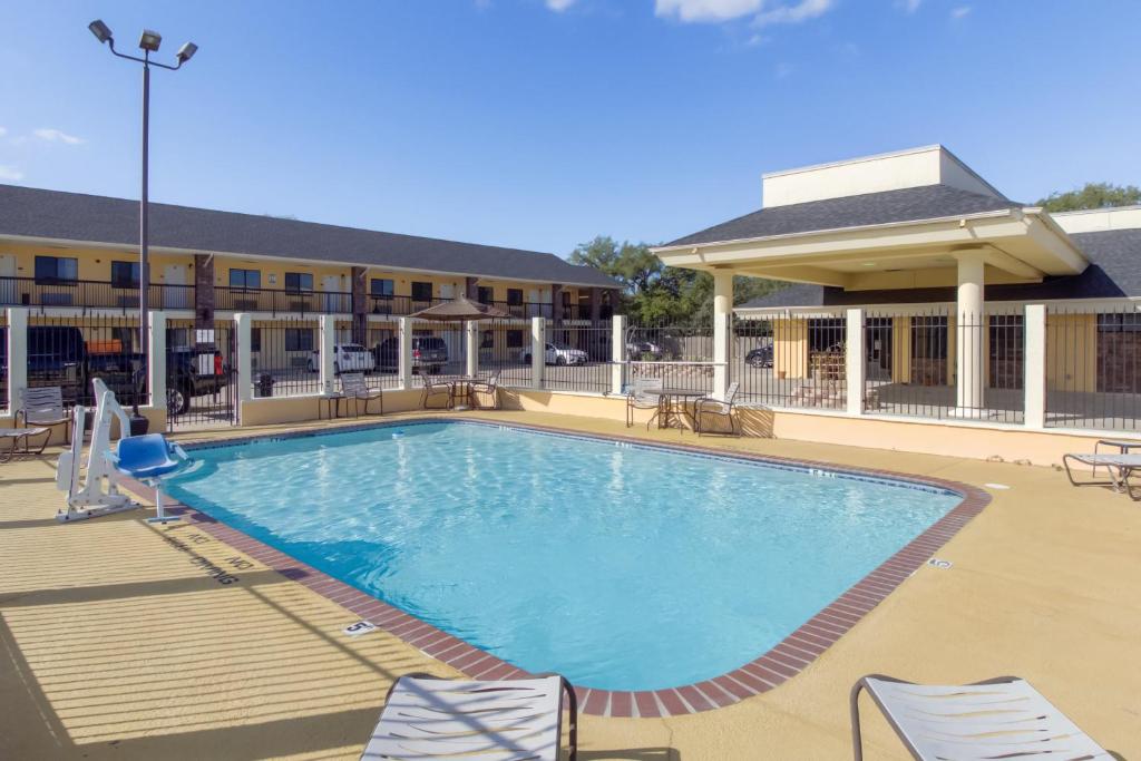 Bazén v ubytování OYO Hotel Ingleside TX nebo v jeho okolí