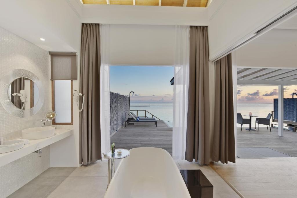 Postel nebo postele na pokoji v ubytování Kuramathi Maldives
