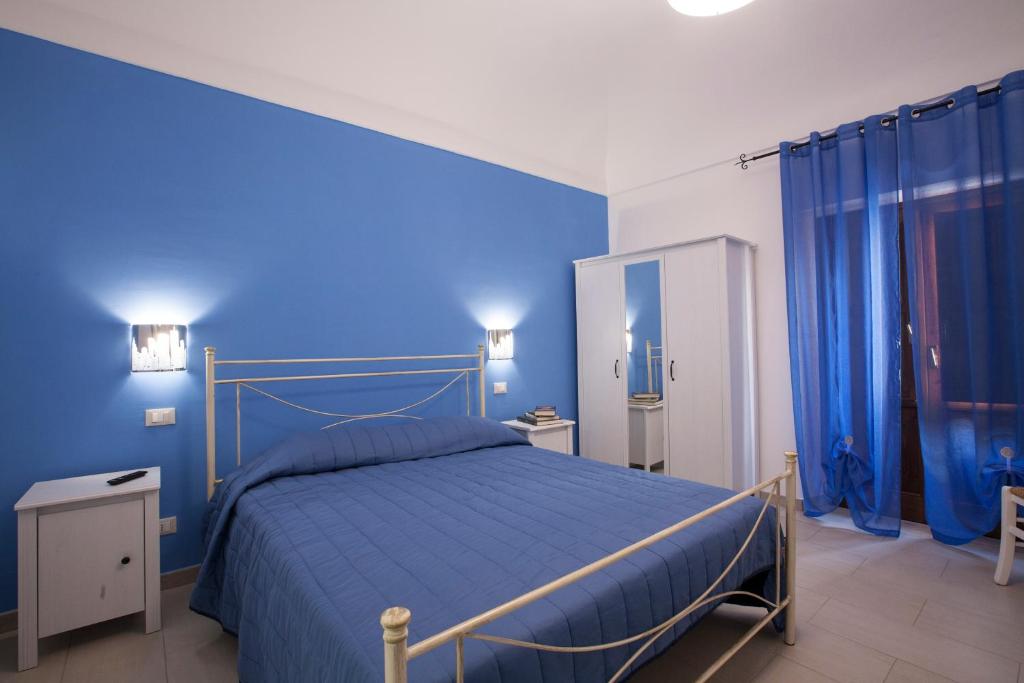 カステッランマーレ・デル・ゴルフォにあるCASA Annmarieの青い壁のベッドルーム1室(ベッド1台付)